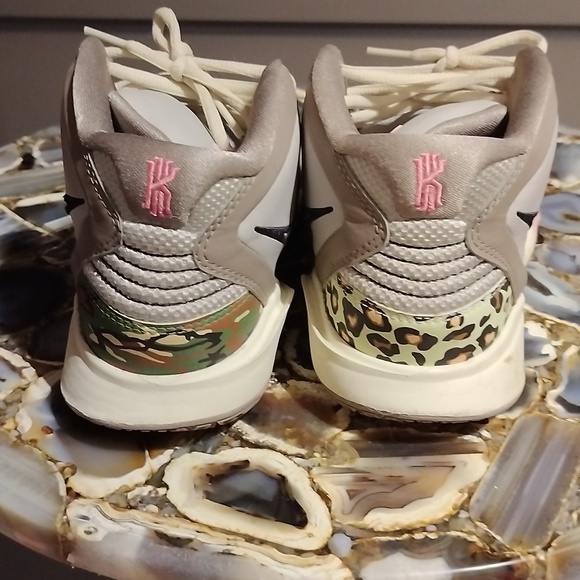 Boy's Kyrie Irving Infinity Sneakers - Picture 4 of 5